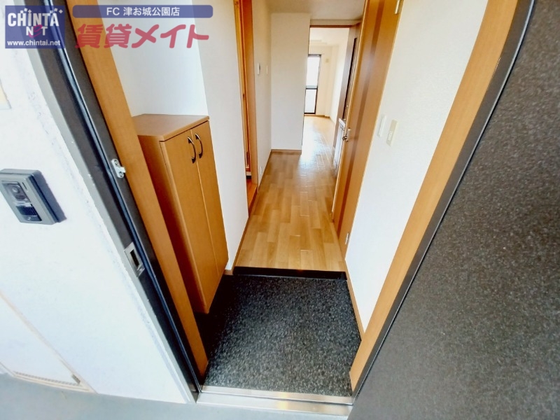 玄関　同物件別室反転写真