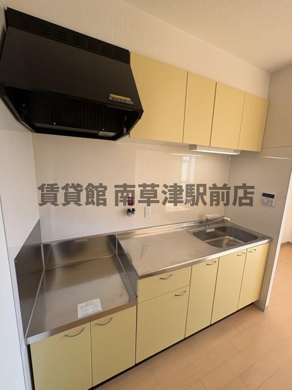 キッチン　同建物内の別室写真となります。