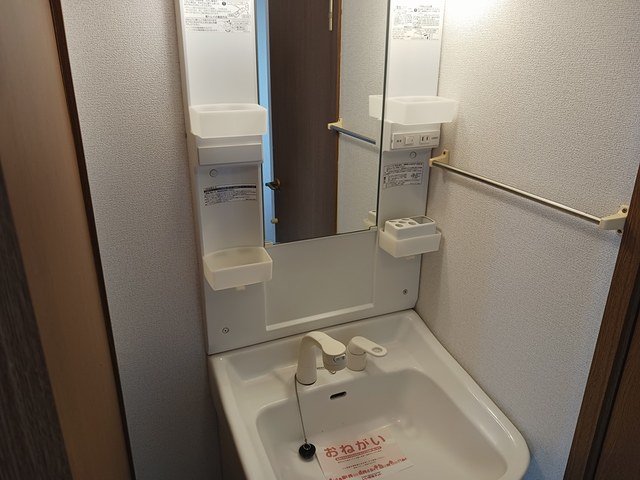 洗面設備　ゆったりとスペースのある洗面所