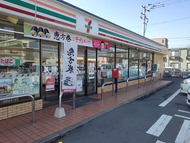 コンビニ　セブンイレブン久留米梅満町店（コンビニ）まで900m
