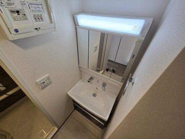 洗面設備　ゆったりとスペースのある洗面所
