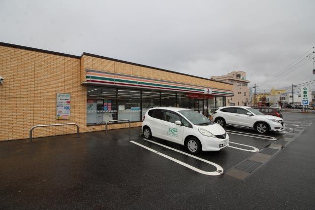 コンビニ　セブンイレブン新潟東明1丁目店（コンビニ）まで586m
