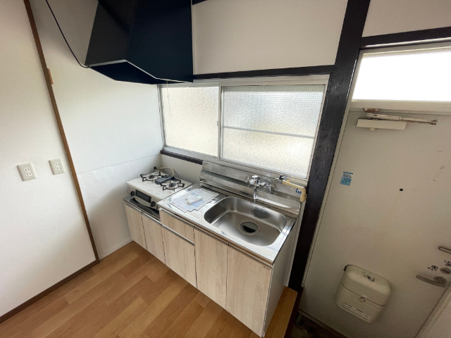 キッチン　２口ガスコンロ付・換気用の窓も御座います