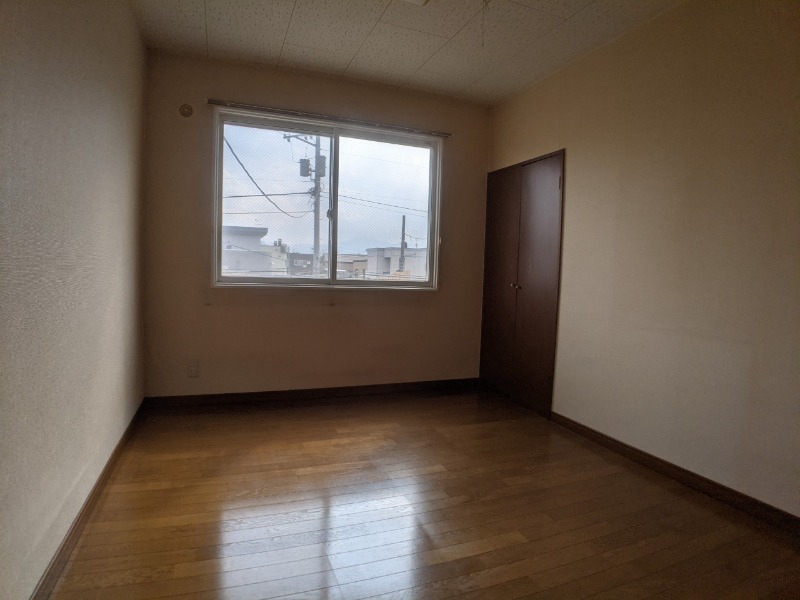 その他部屋・スペース　こちらが寝室です。窓が大きくて明るいですね。