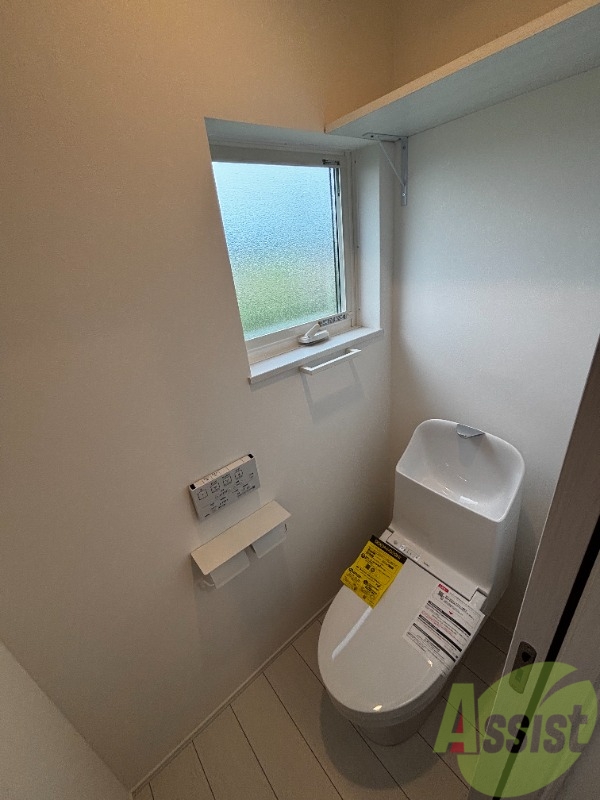 トイレ　トイレはウォシュレット機能付きです。安心して使用できますね。