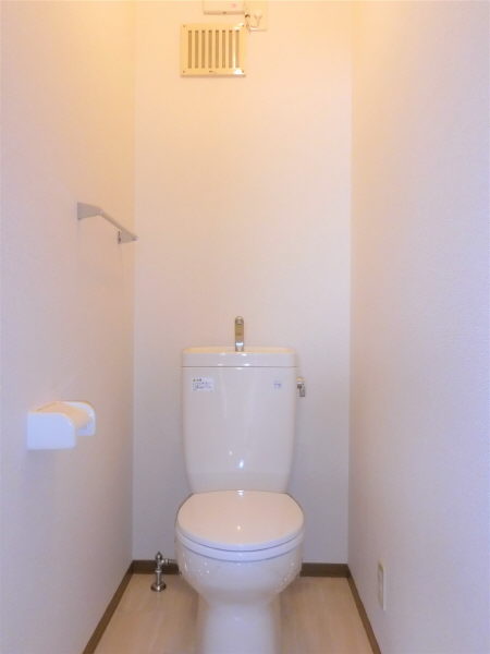 トイレ　上部に棚があるのでトイレットペーパーをストックできます。
