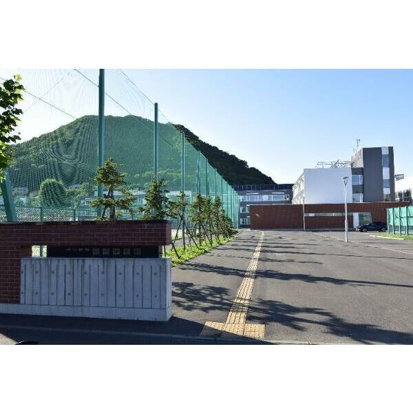 中学校　札幌市立啓明中学校（中学校）まで881m