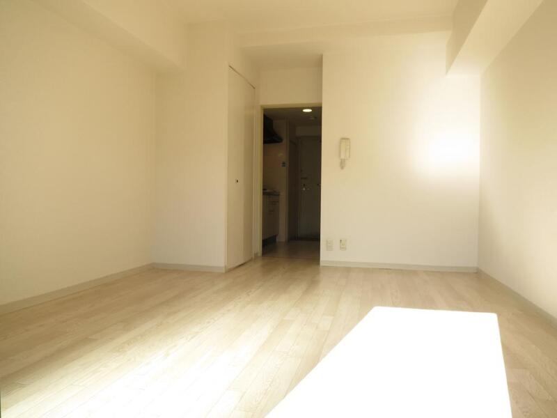 居室・リビング　白を基調とした広々としたお部屋です
