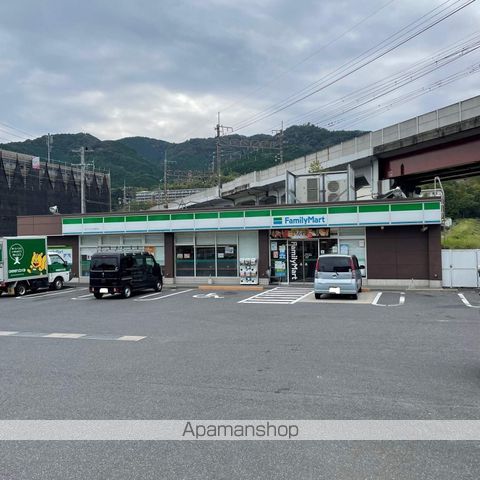 コンビニ　ファミリーマート皇子山駅前店（コンビニ）まで380m