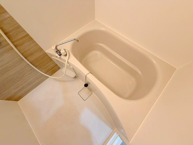 バス・シャワールーム　広めのお風呂は一日の疲れを癒してくれます。