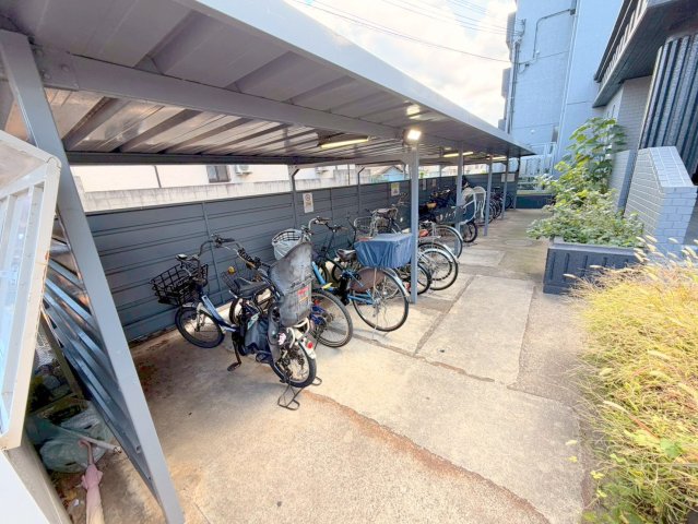 駐車場　敷地内には入居者専用の駐輪スペースもあります。