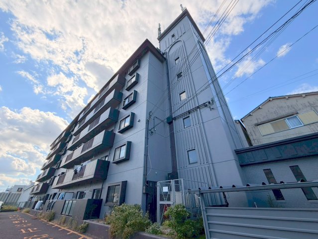 建物外観　落ち着いた色合いの綺麗なマンションです。