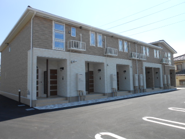 建物外観　建物玄関側（北面）を北東方向より撮影