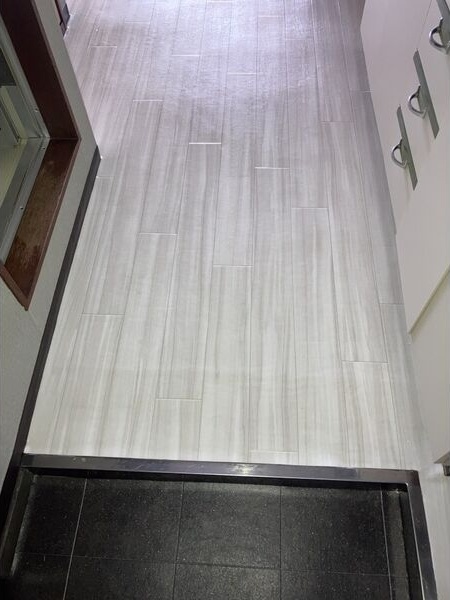 玄関　※写真は同じマンションの違う部屋のものになります。