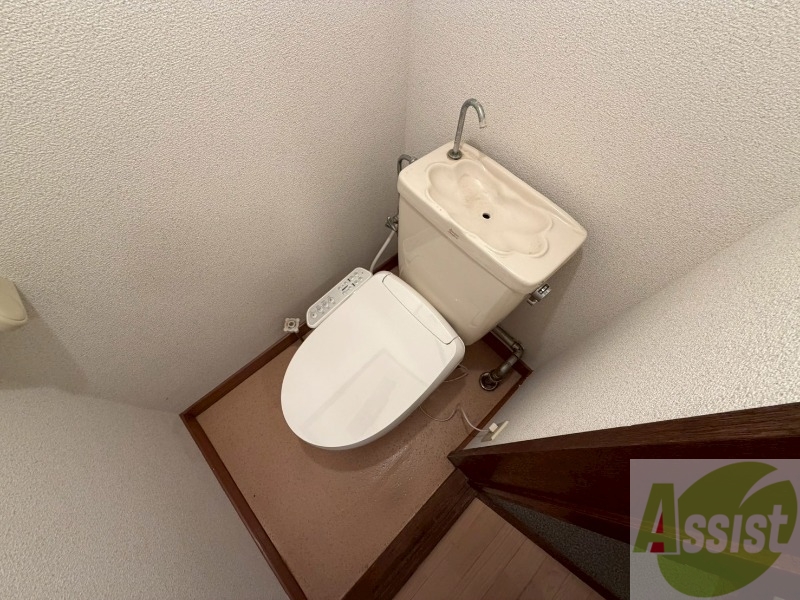 トイレ　こちらはトイレです。清潔感があり、安心して使用できます。