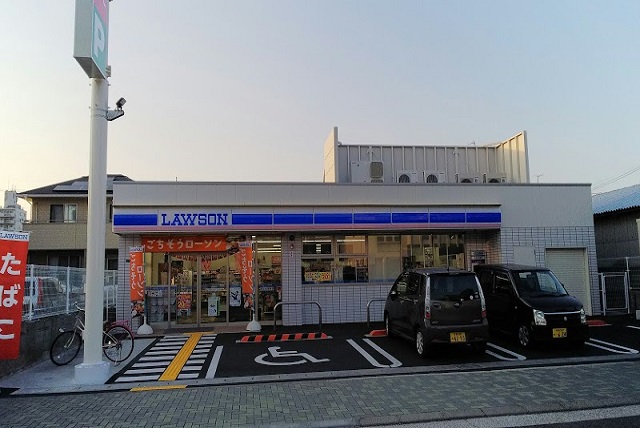 コンビニ　ローソン柏原駅西店（コンビニ）まで425m