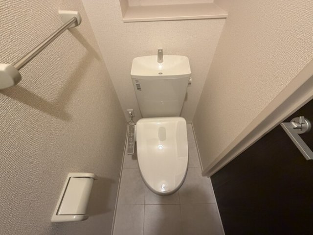 近鉄けいはんな線 荒本駅 徒歩9分 2階建 築10年のトイレ写真