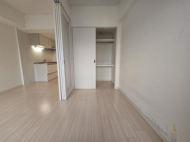 その他部屋・スペース　落ち着いた色調の寝室です