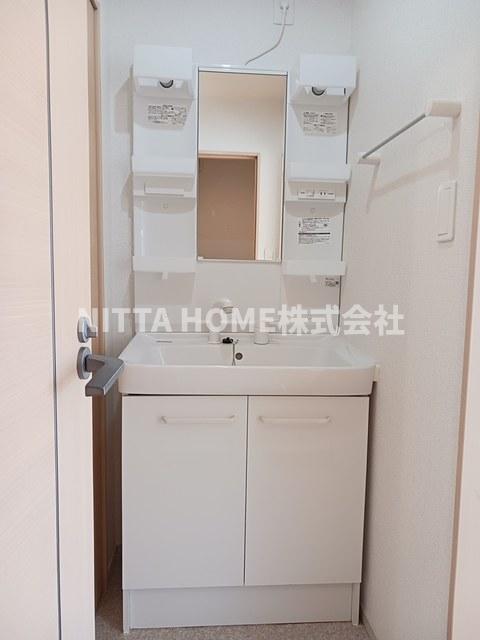 洗面設備　シャワー付きの洗面台です※同間取りの別のお部屋の写真です＊