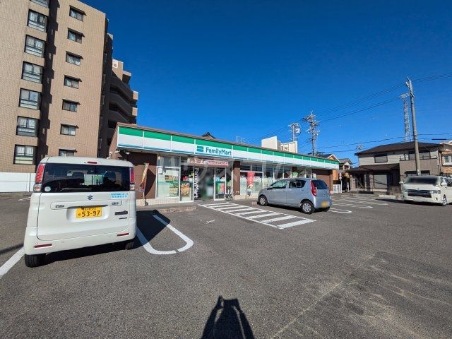 コンビニ　ファミリーマート　小牧新町店（コンビニ）まで579m