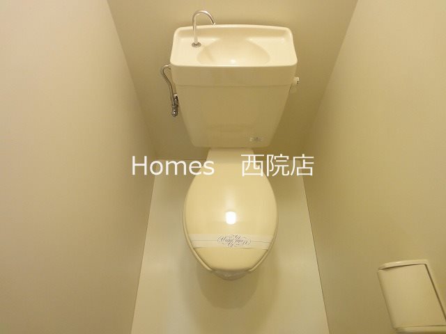 トイレ　別号室のお写真でございます。