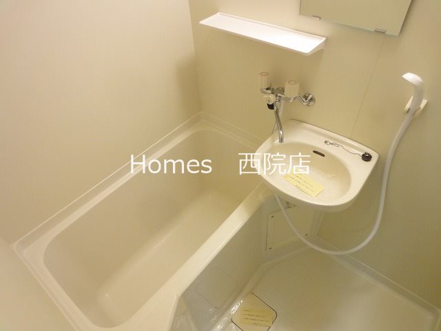 バス・シャワールーム　別号室のお写真でございます。