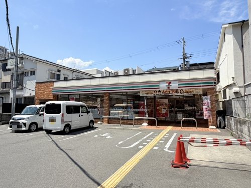 コンビニ　セブンイレブン豊中服部本町1丁目店（コンビニ）まで233m
