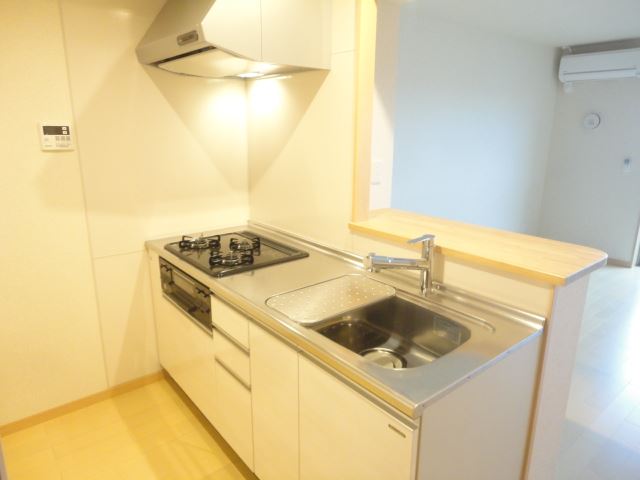 キッチン　カウンタータイプでお料理しながらテレビが見れます。