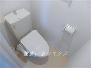 トイレ　シャワートイレ・収納棚あり