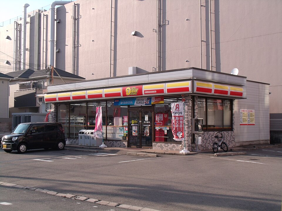 コンビニ　デイリーヤマザキ板橋成増店（コンビニ）まで200m