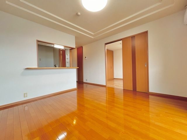ロイヤルヒルズ青山の居間写真