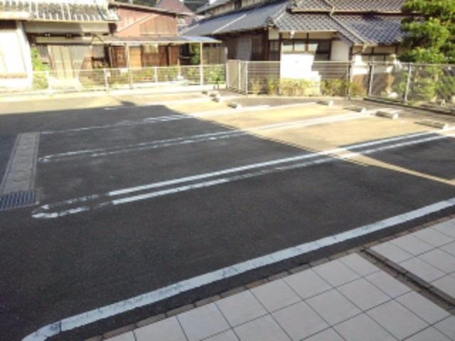 駐車場　駐車場があるので、車を買う予定の方も安心です