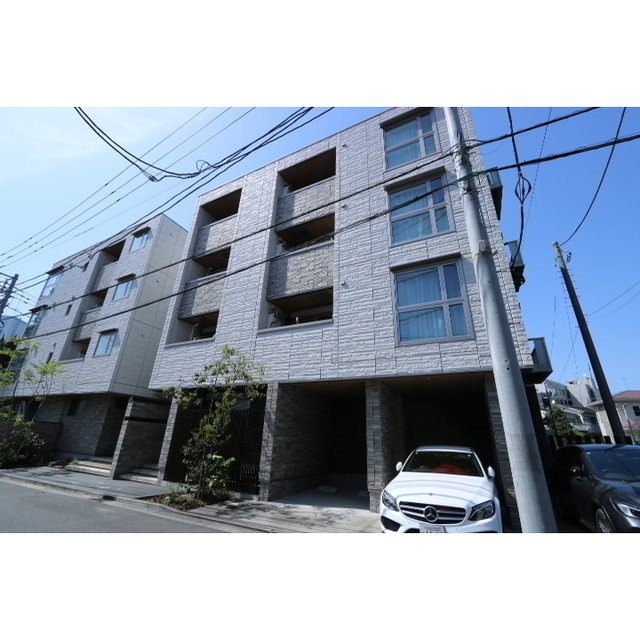 建物外観　敷地内駐車場側