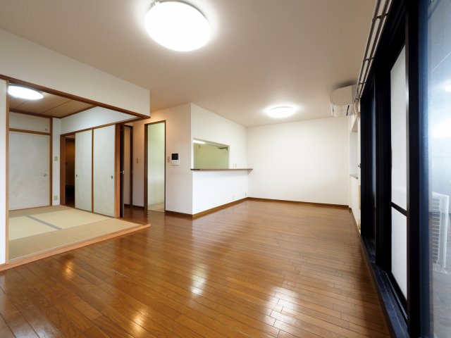 ロイヤルアーク芦屋の居間写真