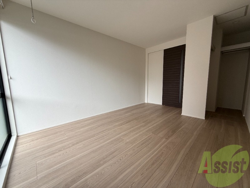 その他部屋・スペース　洋室を別角度から撮影しました。日当たりが良さそうですね。