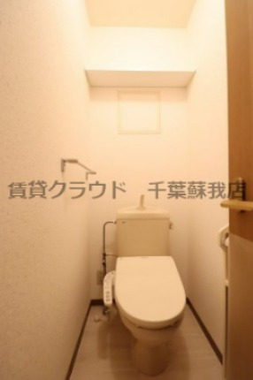 トイレ　棚もあって荷物が置けていいですよね！