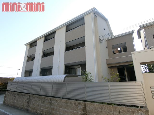 建物外観　オートロック付の重厚なエントランス