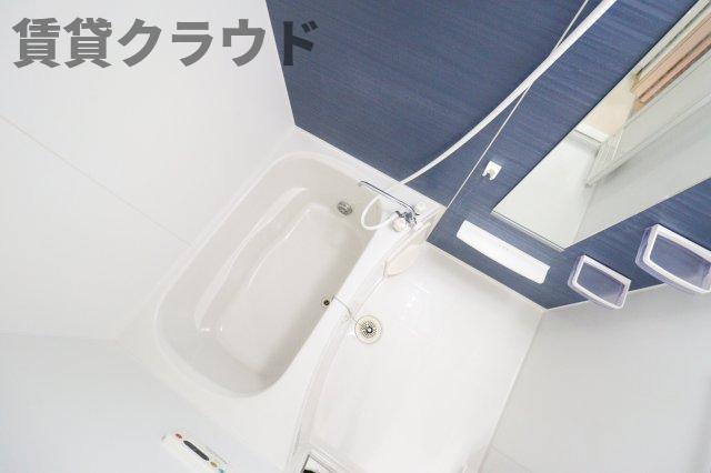 バス・シャワールーム　アクセントパネルがシックで落ち着いた雰囲気の浴室です！