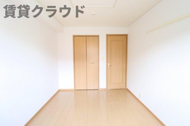その他部屋・スペース　開放的な寝室です