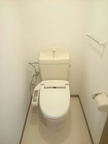 トイレ　落ち着いた色調のトイレです