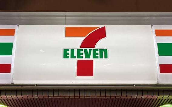 コンビニ　セブンイレブン（コンビニ）まで450m
