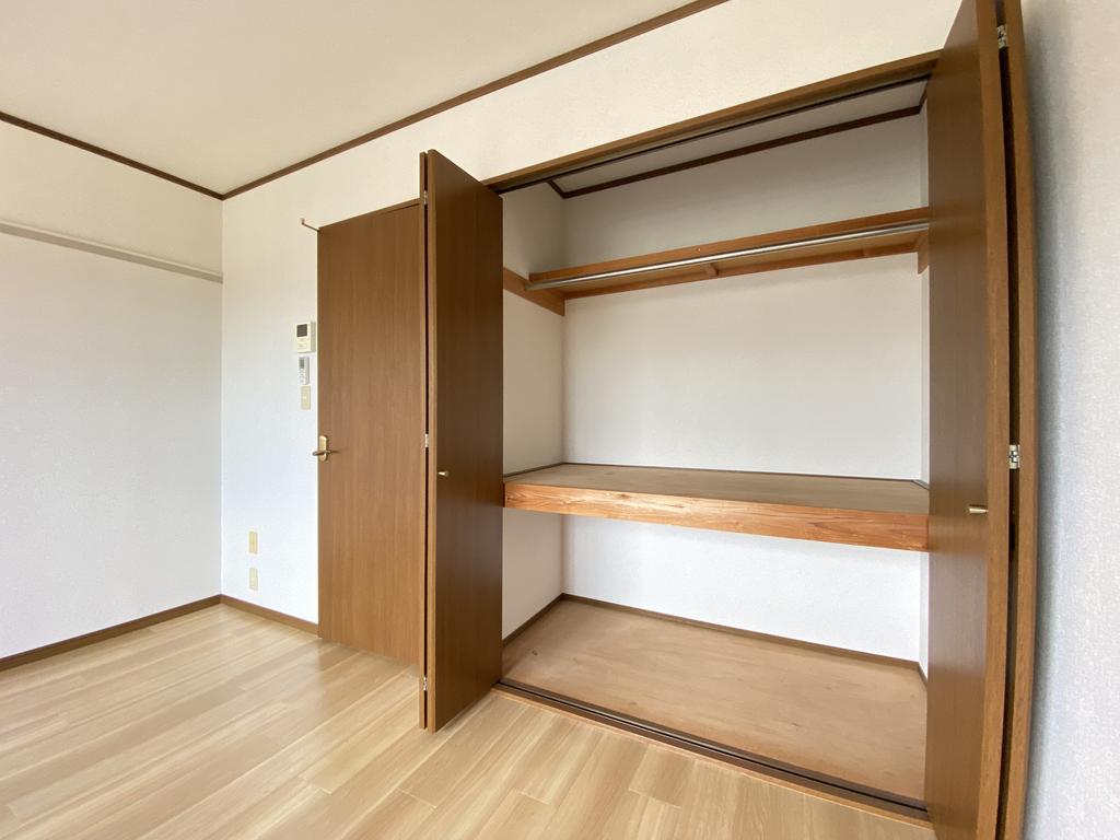 収納　☆押入タイプにありがたいレール付き☆