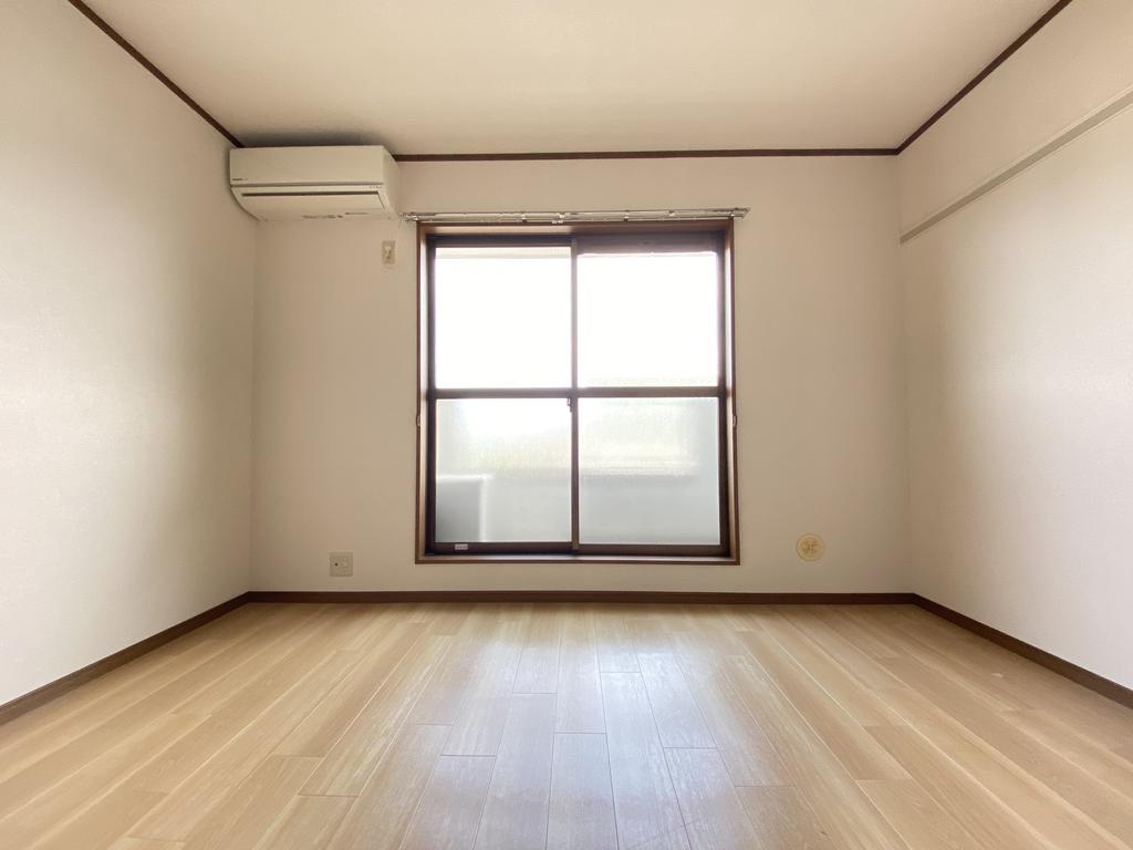 居室・リビング　☆床がリフォームされているので清潔感があります☆