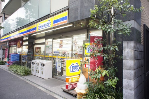 コンビニ　ミニストップ新宿大京町店（コンビニ）まで203m