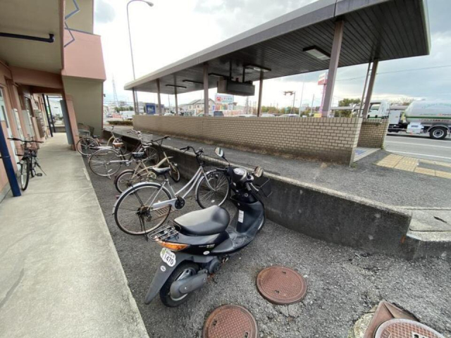 【松山市南江戸のマンションの駐車場】