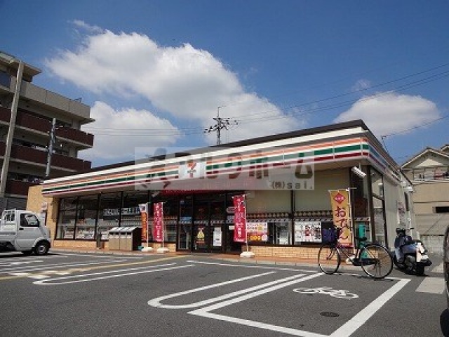 コンビニ　セブンイレブン柏原大県4丁目店（コンビニ）まで736m