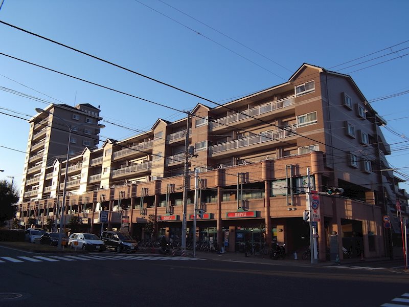 上杉五番館の建物外観