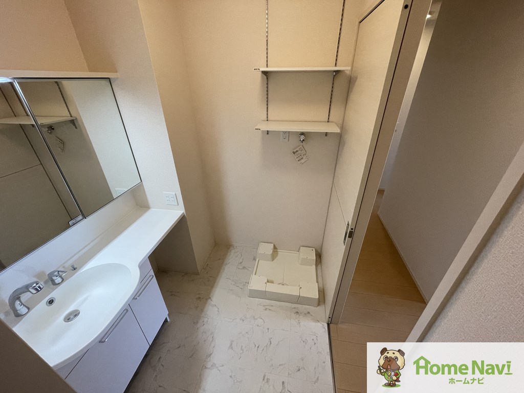 洗面設備　大きな鏡の洗面台