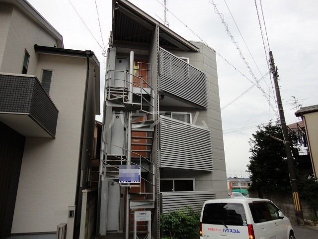 京都市西京区桂稲荷山町のマンションの建物外観