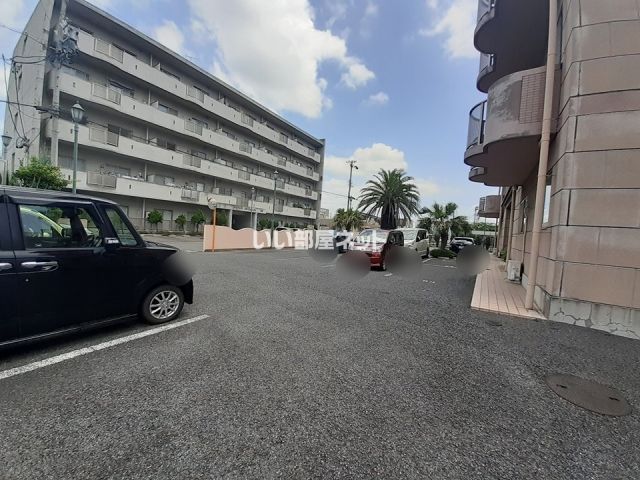 【ロイヤル芝原南館の駐車場】